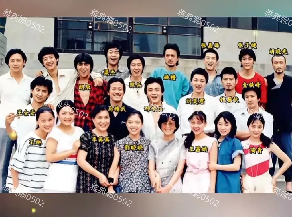 在西安籍演员聚会上,张嘉译刘奕君两位老同学见面分外高兴