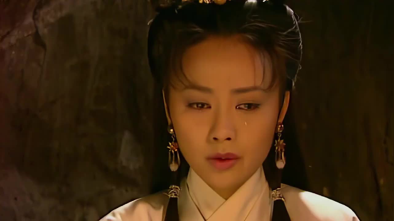 在《西游记后传》中,乔灵儿与白莲花和碧游仙子之间存在着复杂的