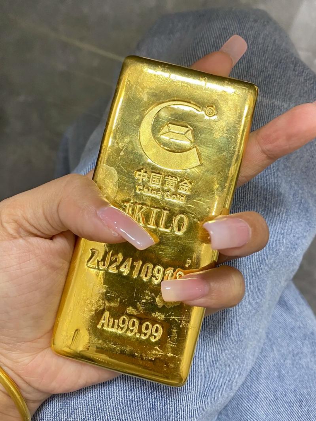 前段时间,他把家里房子,车子全卖了,梭哈黄金,还加了20倍杠杆!