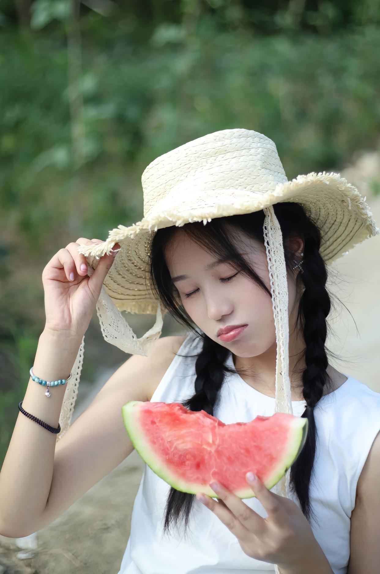 夏天的傍晚,手拿妈妈切开的西瓜一片,来到家门口的包谷地旁边,一边吃