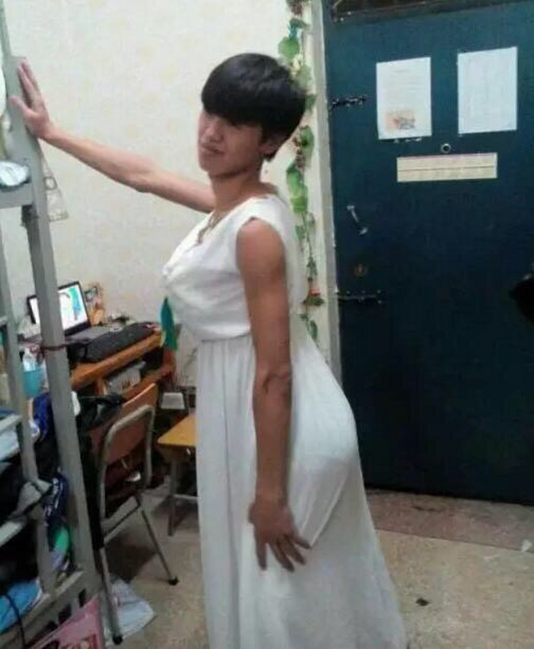 男同胞们  就问你们宿舍里有这样被逼  男扮女装反串的吗?
