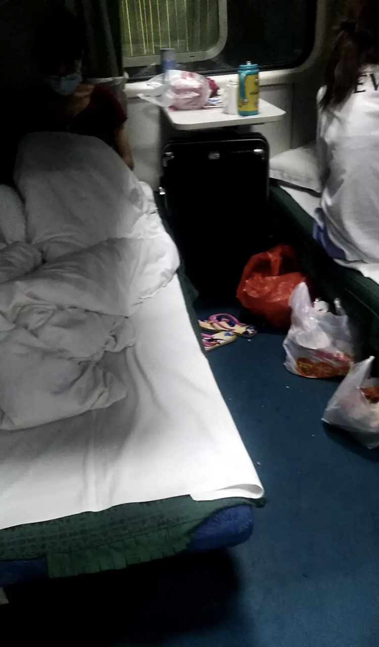 昨晚我乘坐k512次列车从海口开往上海南的卧铺到了广州站,有乘客下车