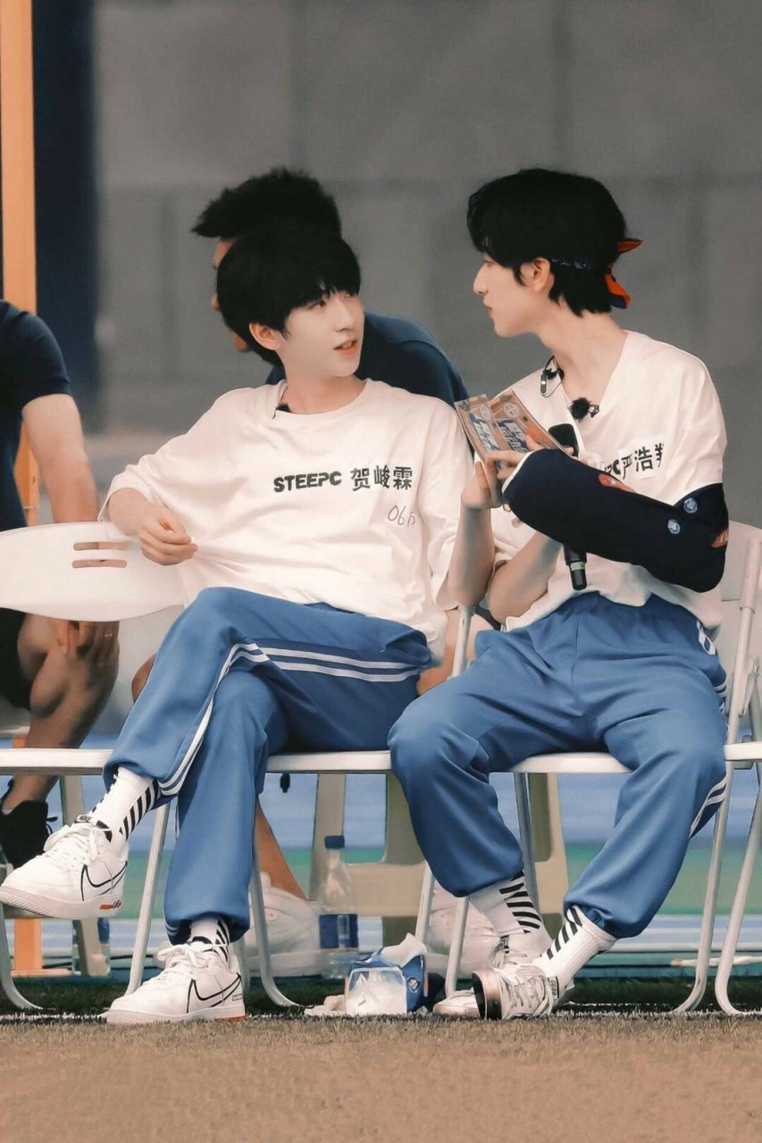 翔霖# 小熊和小兔子比身高,小兔子比小熊矮,于是,小兔子对小熊说,"我