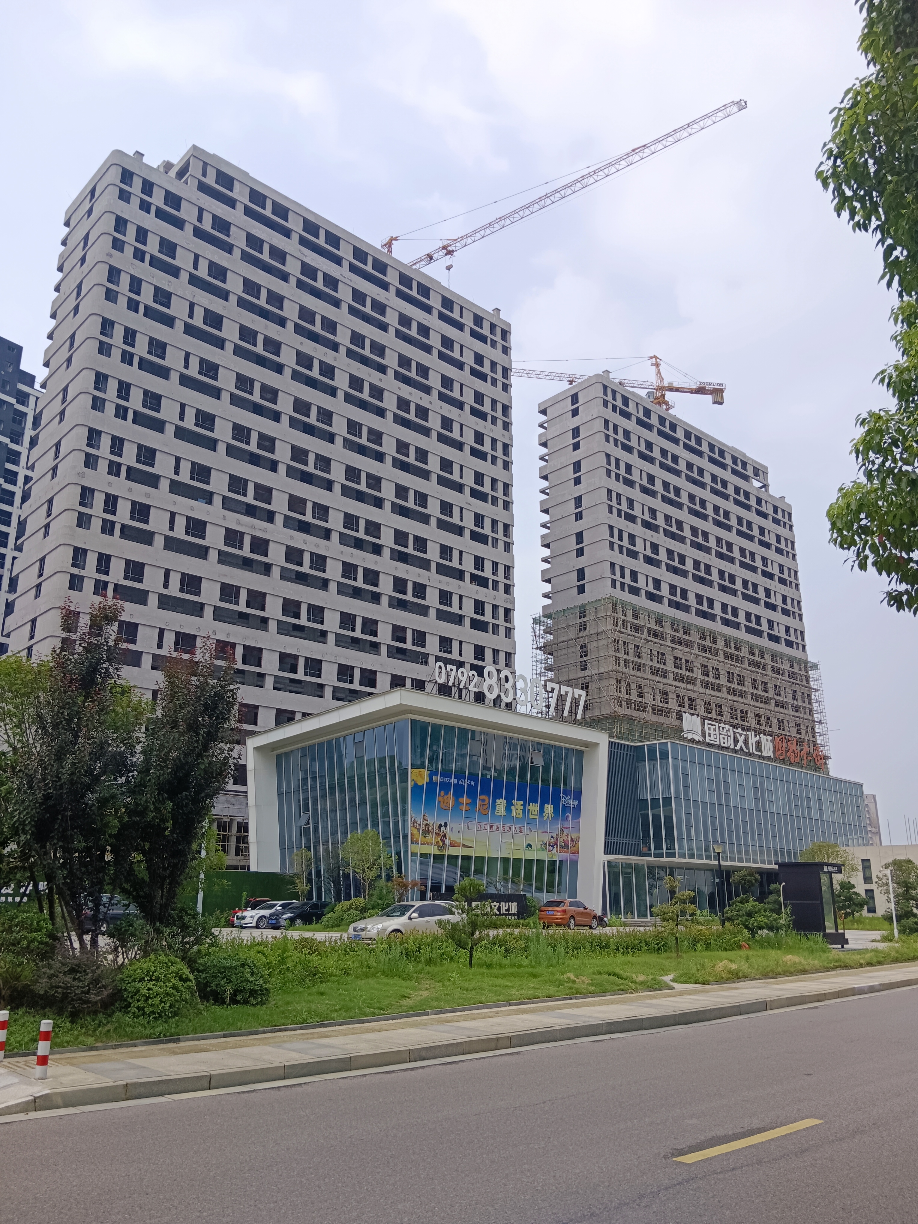 阳光洒满窗台,微风拂过树梢.新的一天,充满了未知的惊喜和挑战