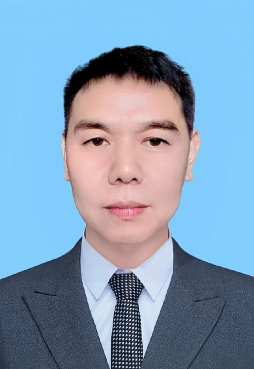 穿上深色西装外套,搭配浅蓝色衬衫和黑色方格领带,这位男士的证件照