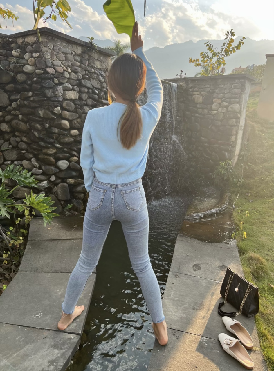 村姑小姐姐在玩水好看吗?