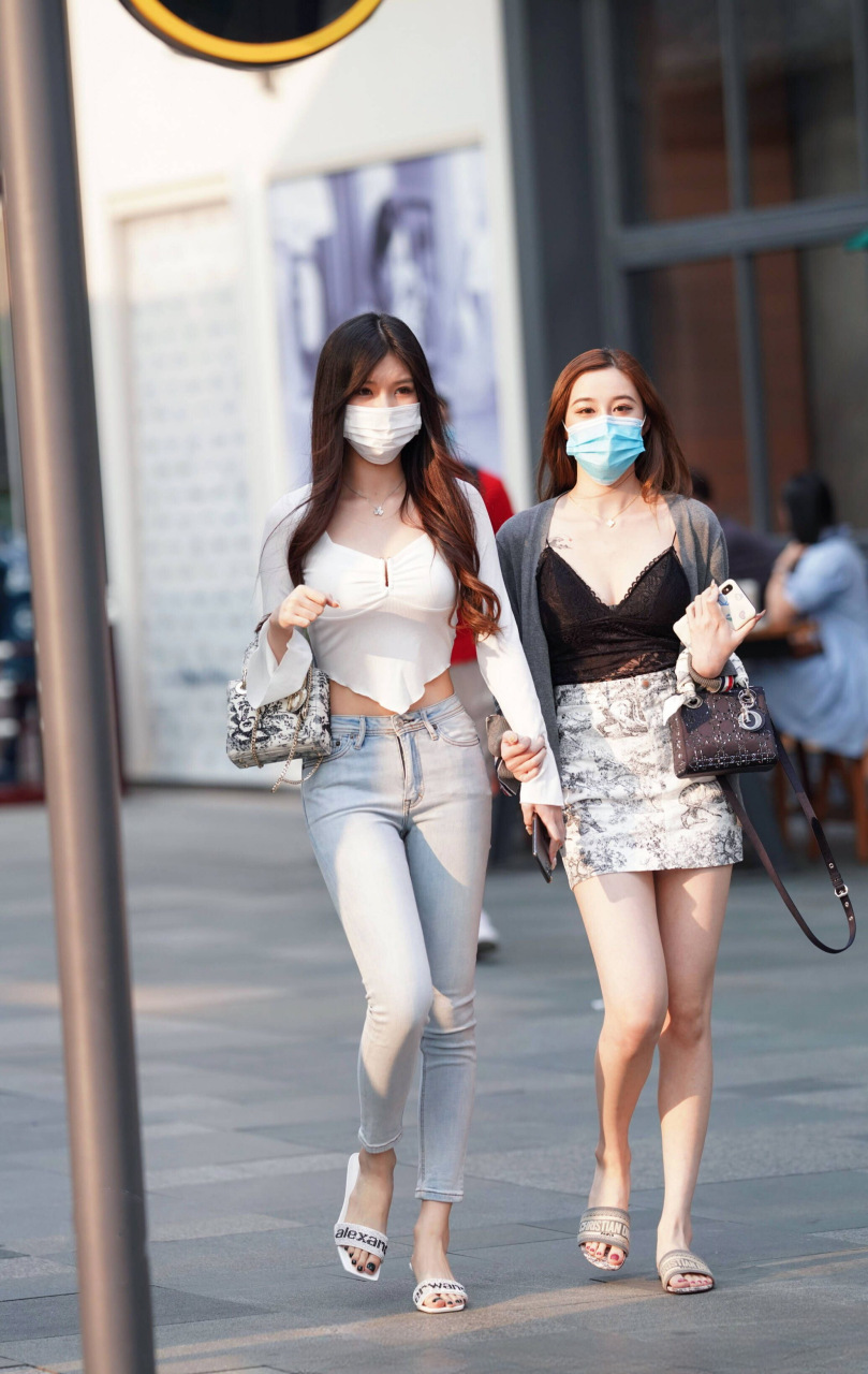 美女和闺蜜手牵手在逛街