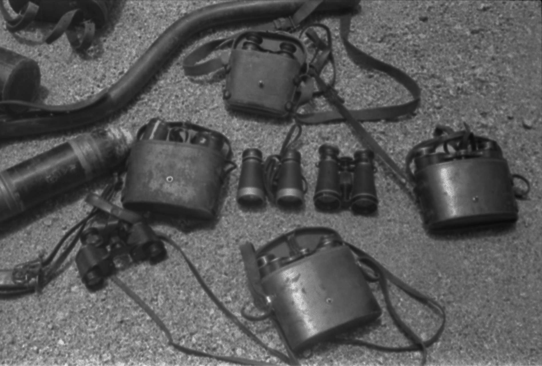 珍贵的照片1940年,八路军缴获小鬼子战利品摆满地三八大盖,小榴弹炮