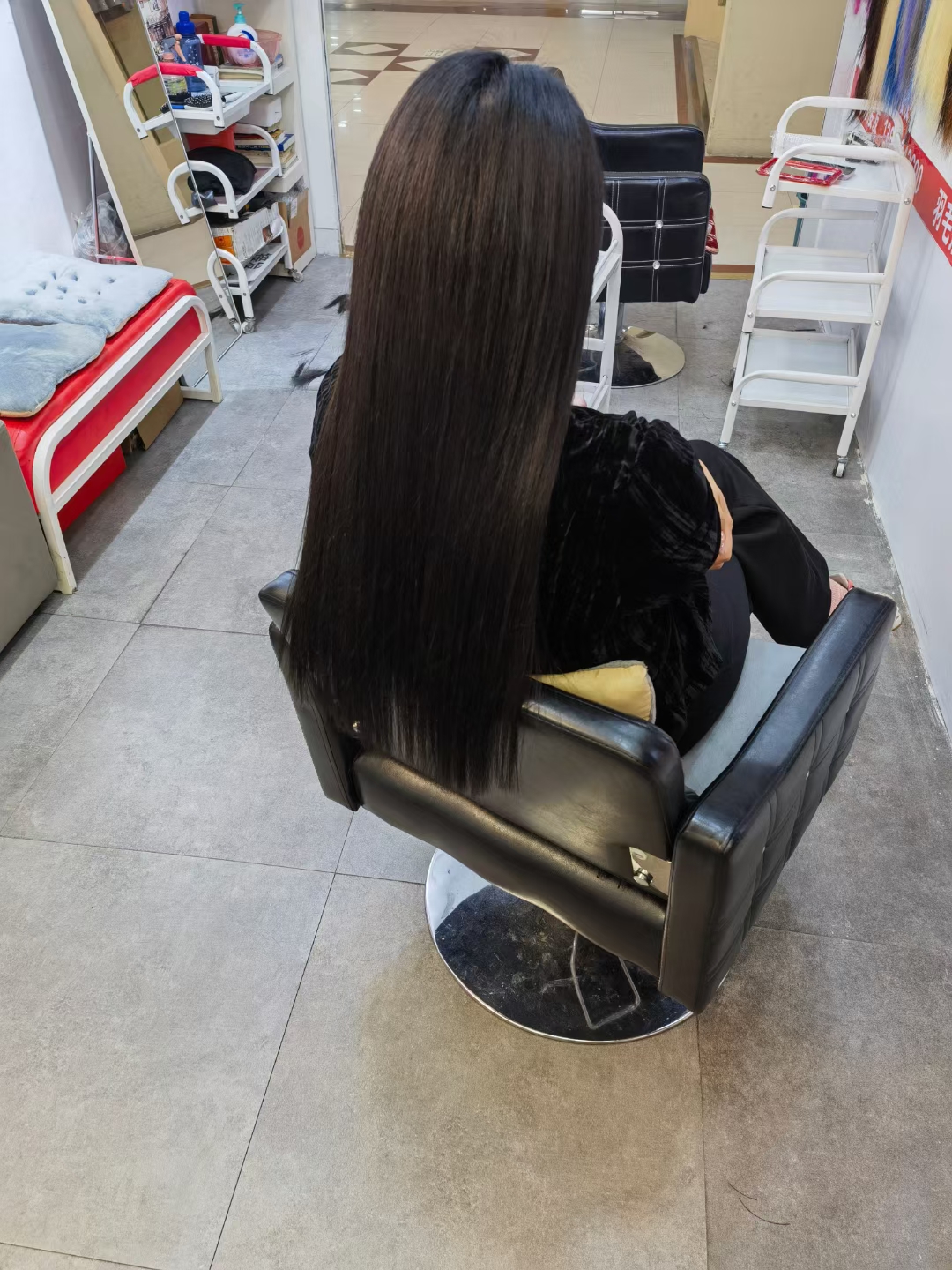 地址:大连胜利广场地下一层苏苏接发店～胜利正门