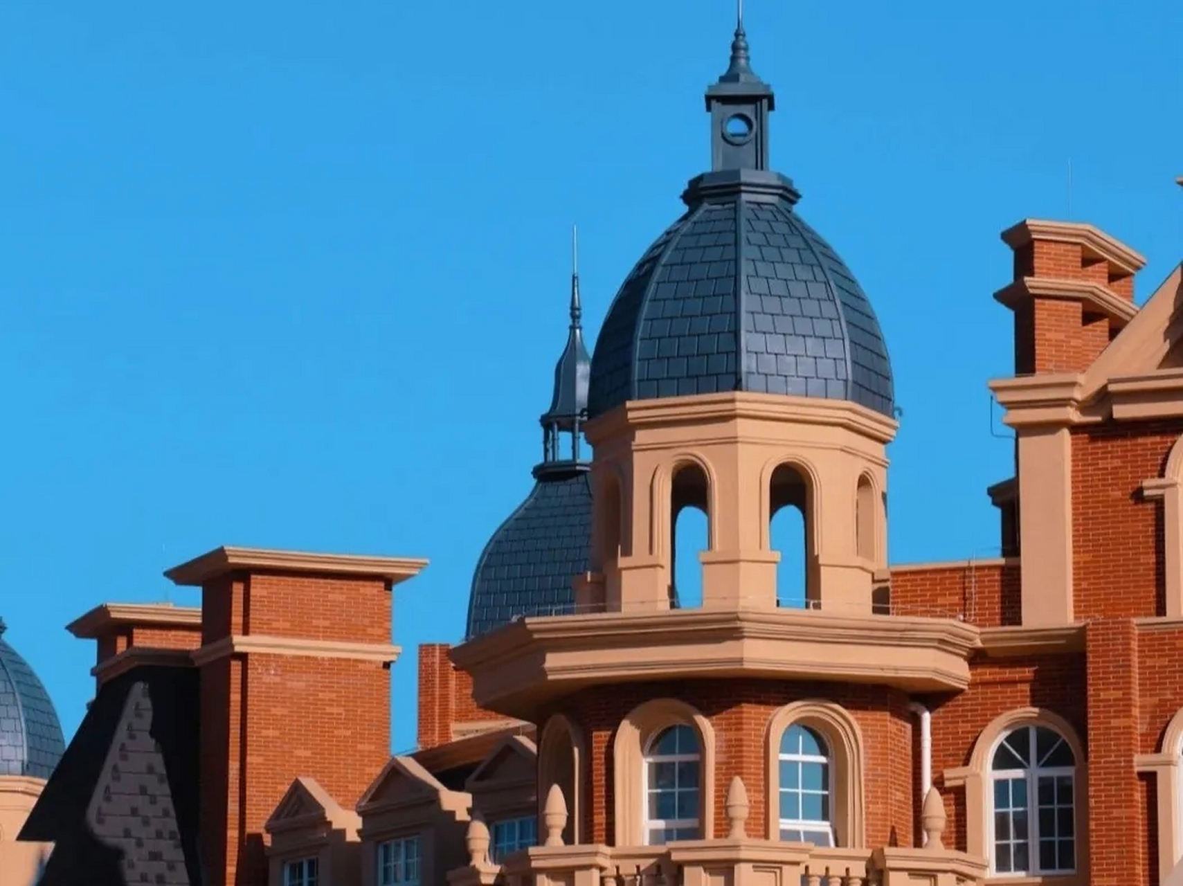 科院的英伦风校园建筑,传承了百年英伦建筑风格,红墙绿瓦,拱门廊柱