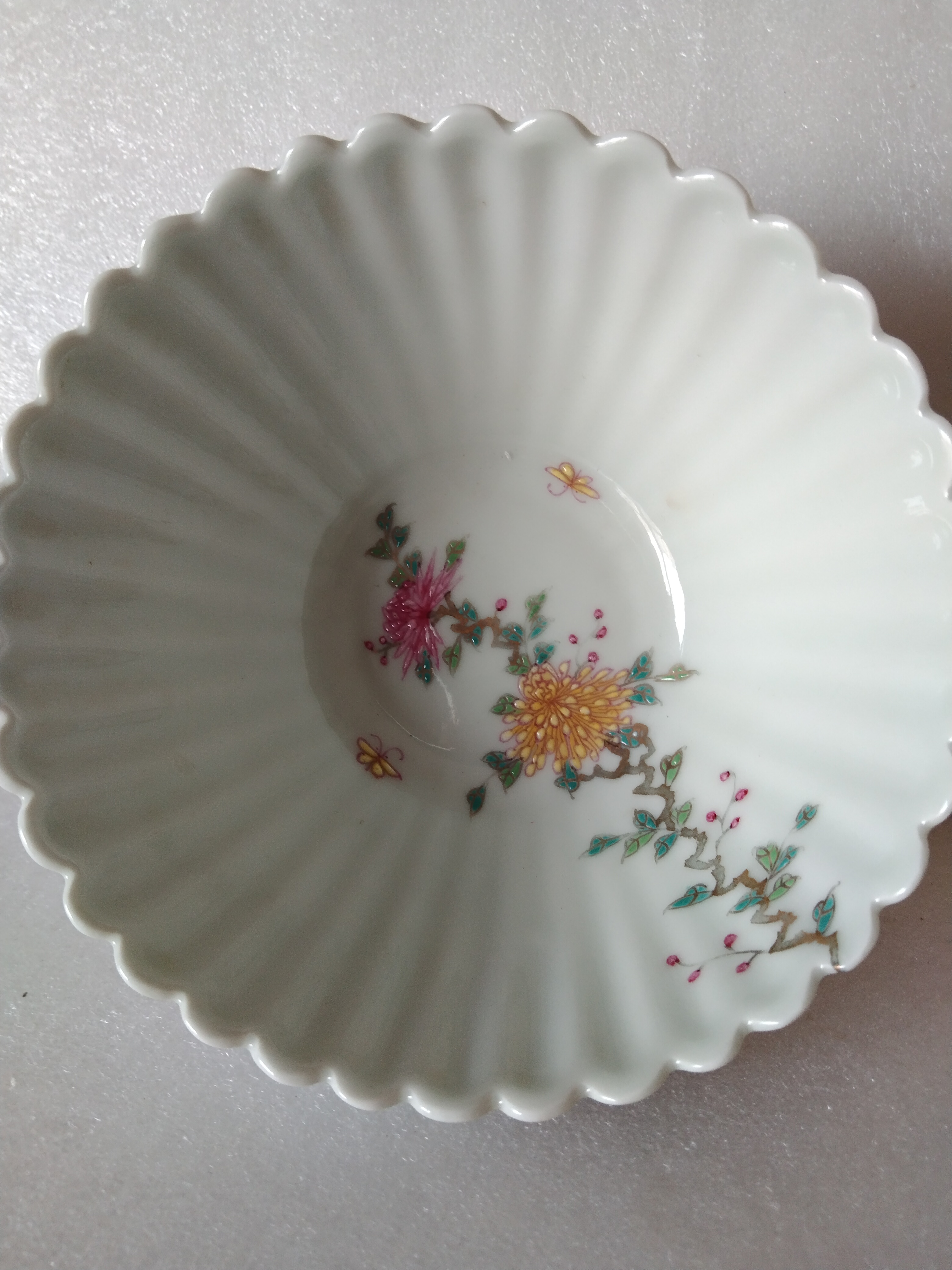 清光绪粉彩菊花纹瓜棱花口碗,供赏