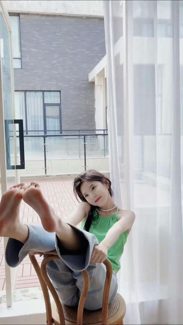 老公叫我摆这个姿势三分钟,动就不让我吃饭[可怜]