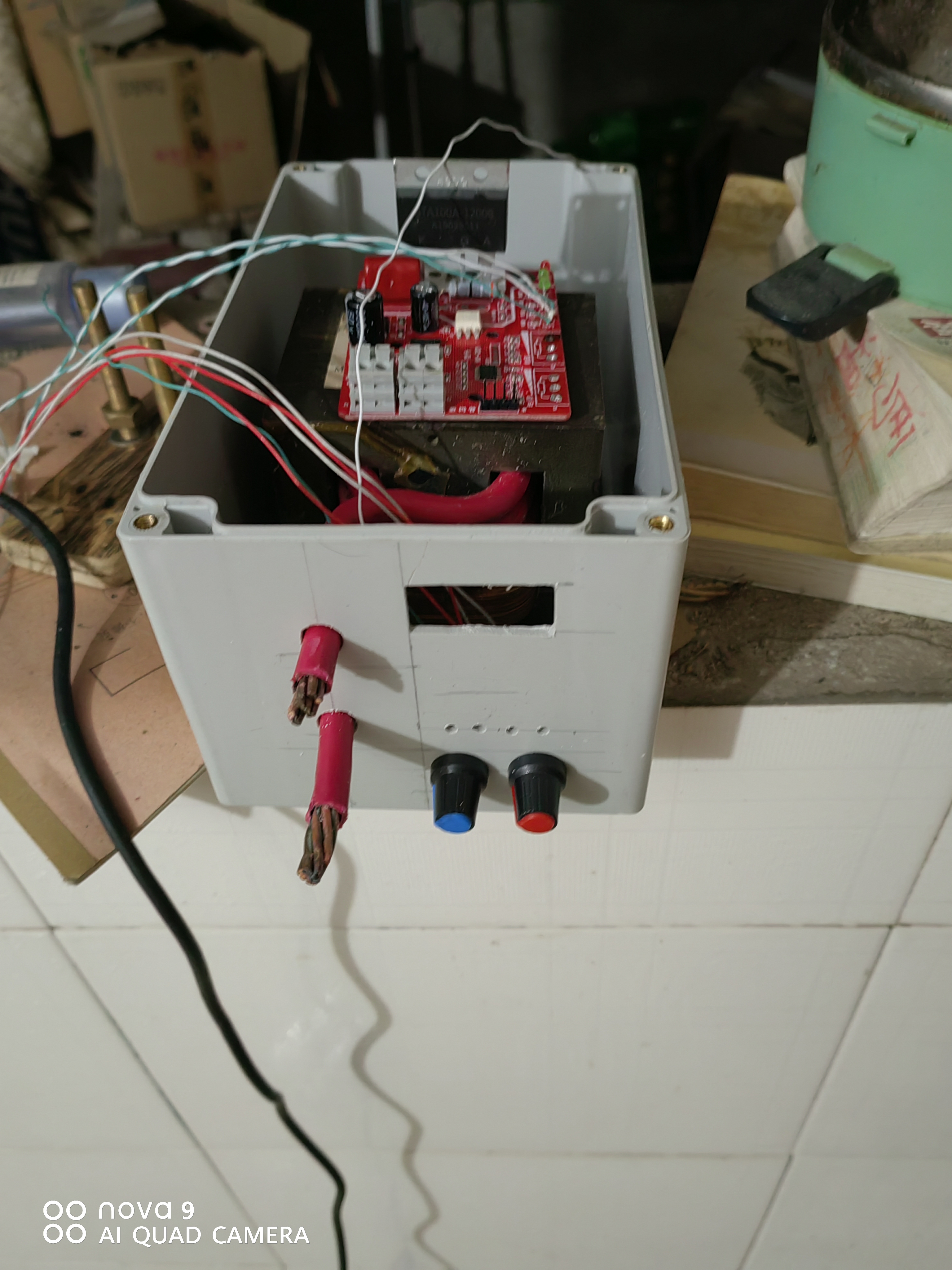 自制微波炉变压器点焊机,绕线3圈半,输出电压2.9v,0.15的镍片随便焊