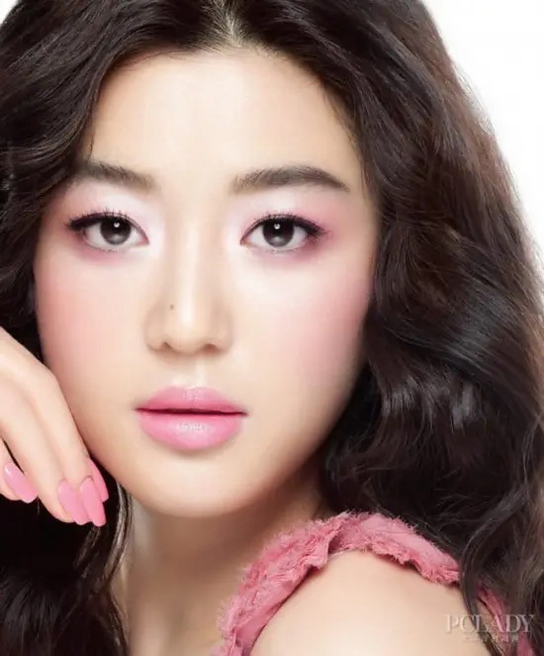 全智贤鼻头上的痣很突出,给平淡的五官增添了点性感