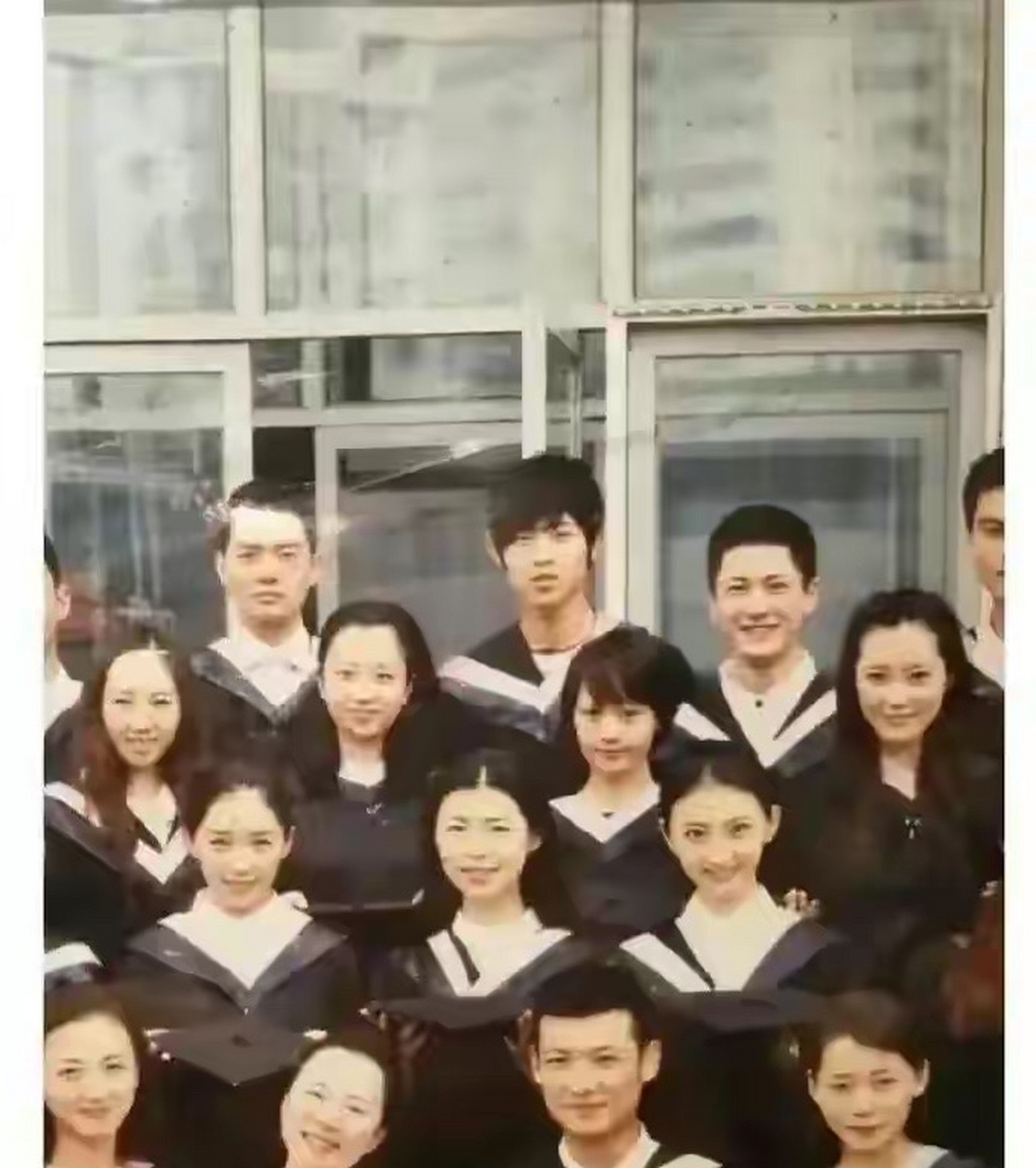 北影景甜和同班同学大合影,是不是校花不好说,当个班花那不是绰绰有余