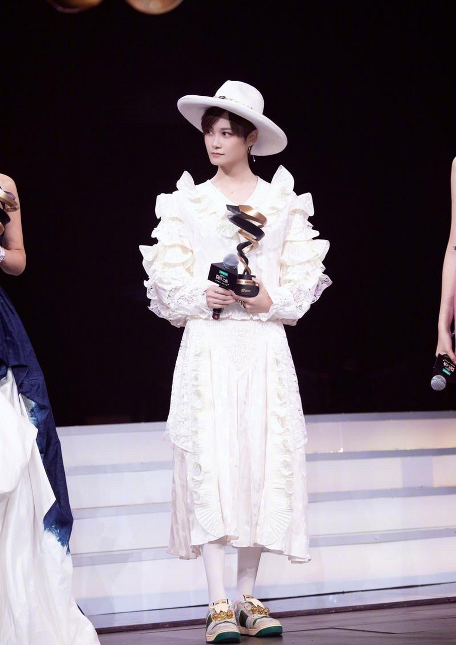 李宇春女装还是很可的,身材高挑,凹凸有致