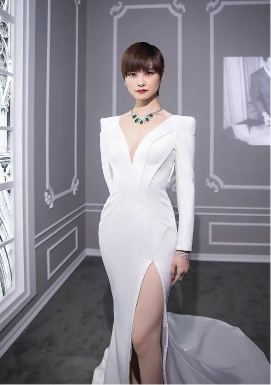 李宇春女装还是很可的,身材高挑,凹凸有致