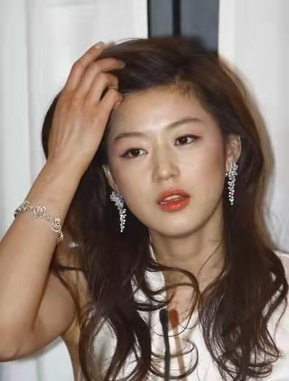 全智贤也挺一般的,只不过鼻子上的痣增添了点辨识度