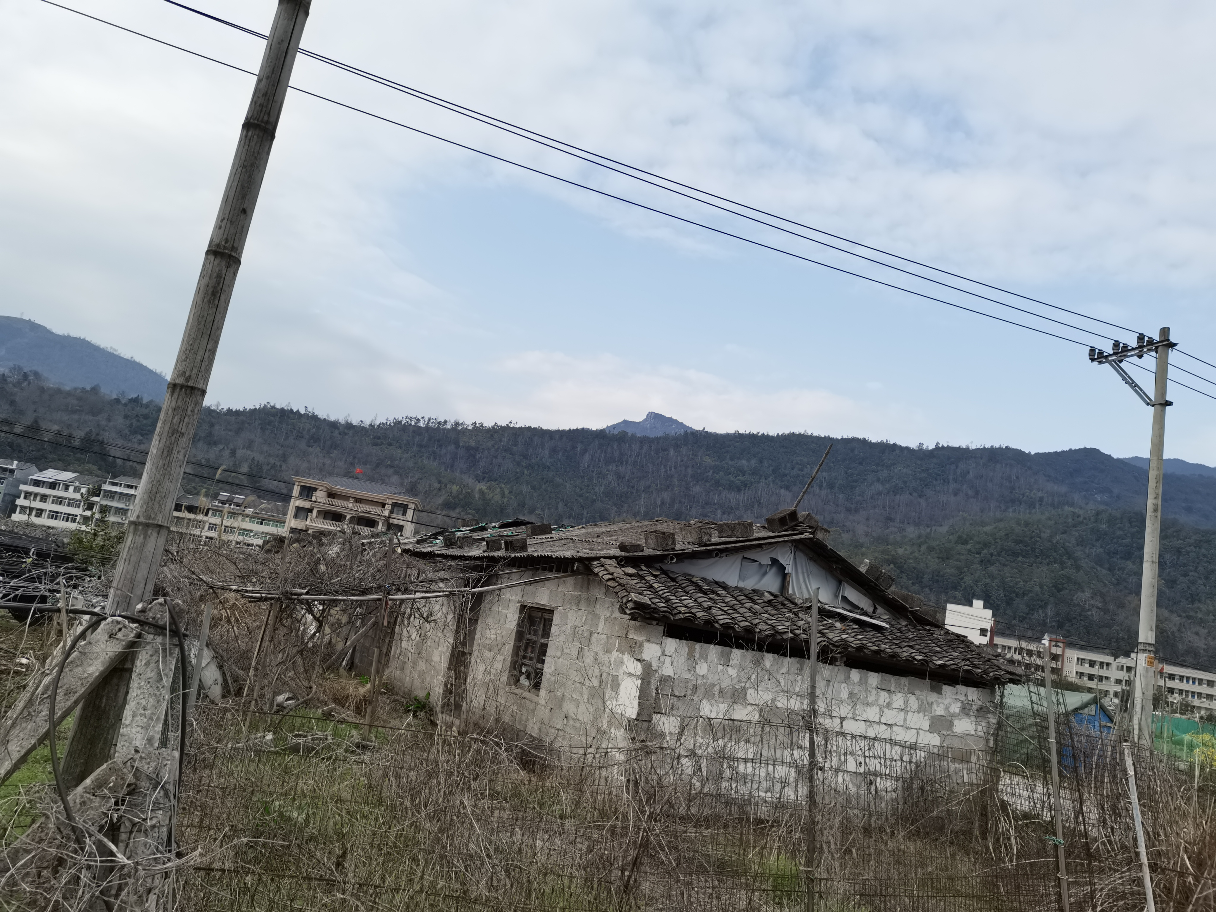 风水峦头:探头歪山,主出盗贼.