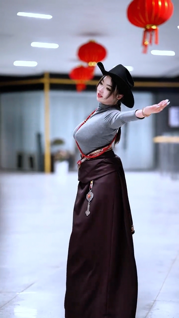 这位沉醉在锅庄舞中的美女,一身藏族服装非常漂亮,舞姿也很优美,真的