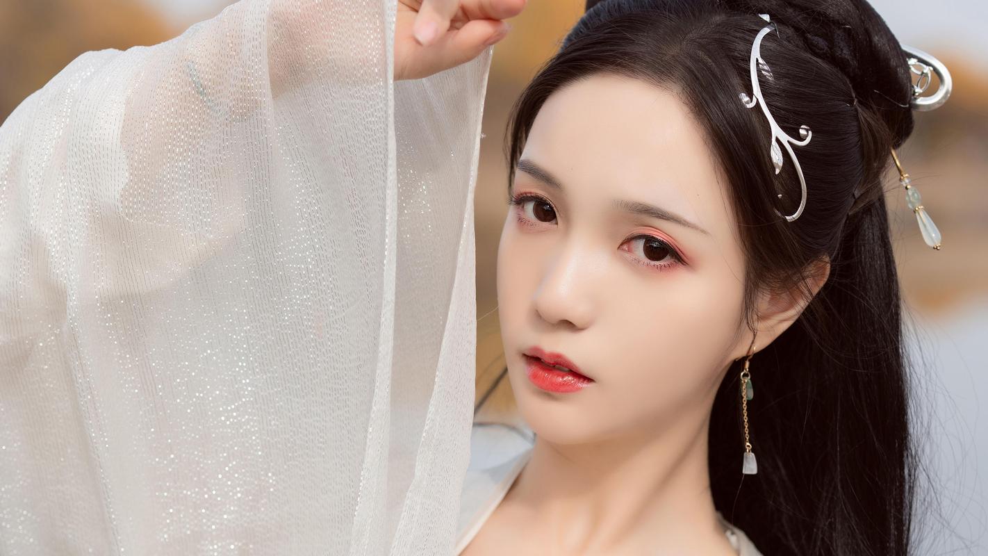 1杨紫不用减肥时胃口是好,和朋友去吃火锅,点了一桌子的菜服务员都