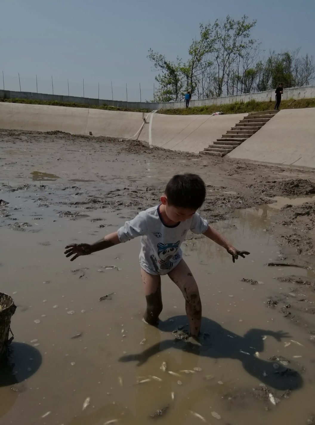 宝宝学会了走路,但他就是不好好走,哪里有水踩哪里,哪里是泥坑走哪里?