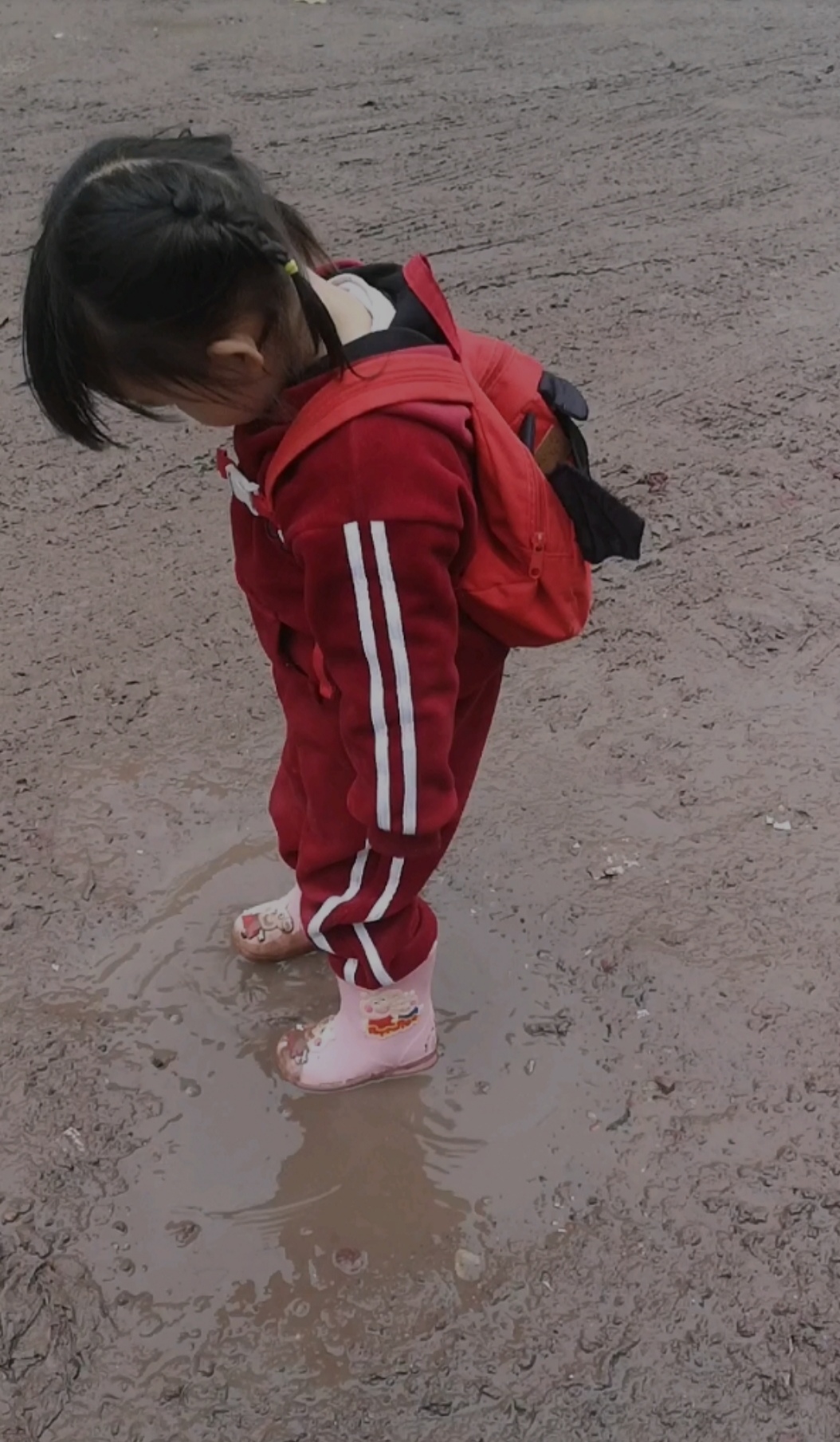 岁的宝宝学会了走路,但他就是不好好走,哪里有水踩哪里,哪里是泥坑走