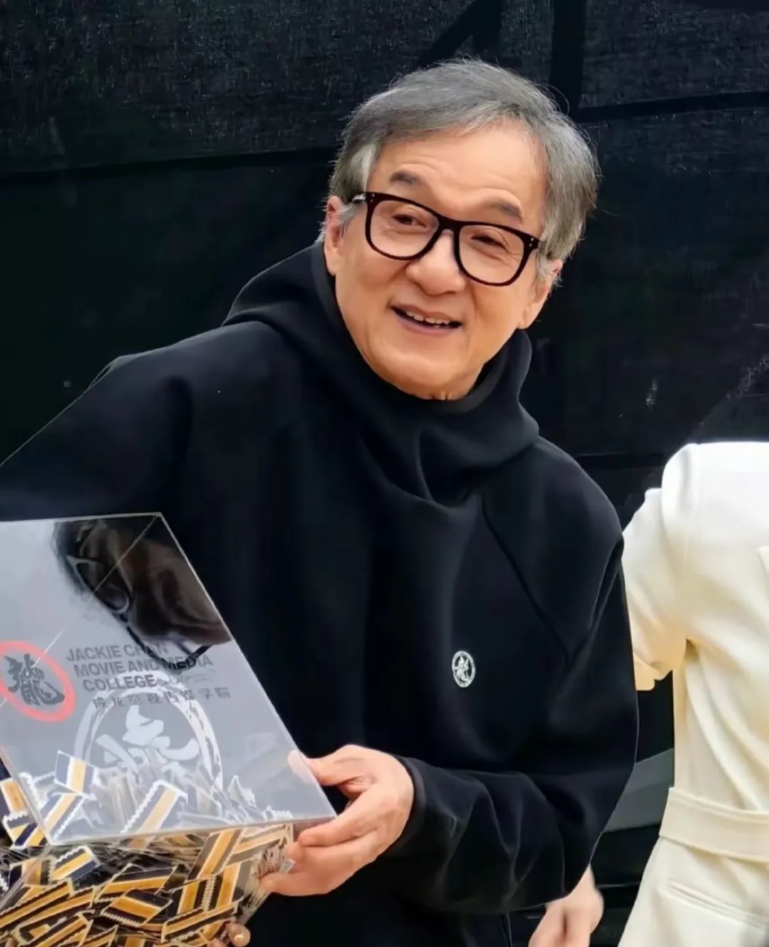 让我吃惊的不是成龙大哥已经71岁了   也不是赵本山大叔