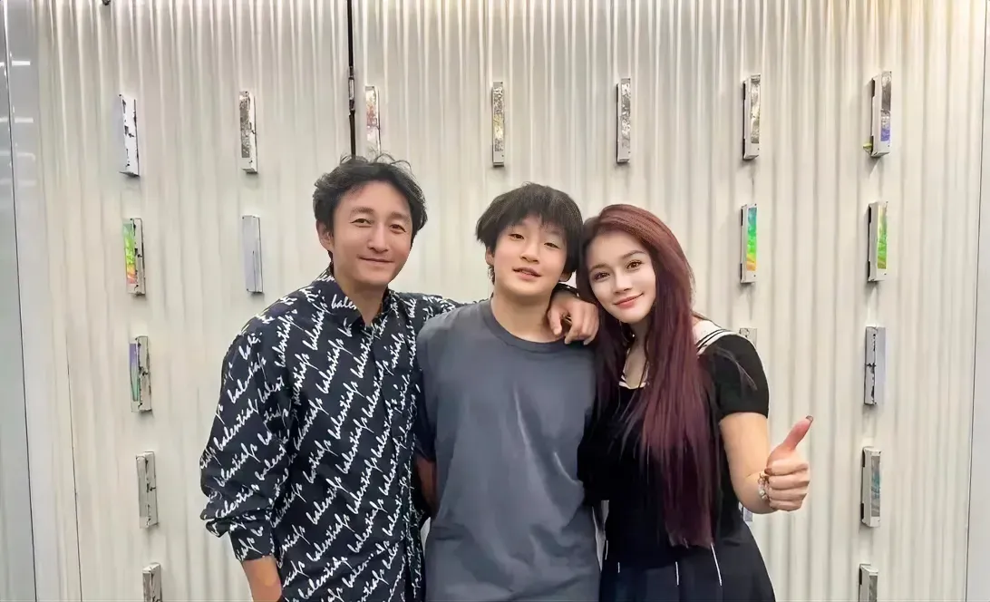 邹市明的基因强大,儿子更像爸爸,身高已经超过妈妈,妈妈还是风韵犹存