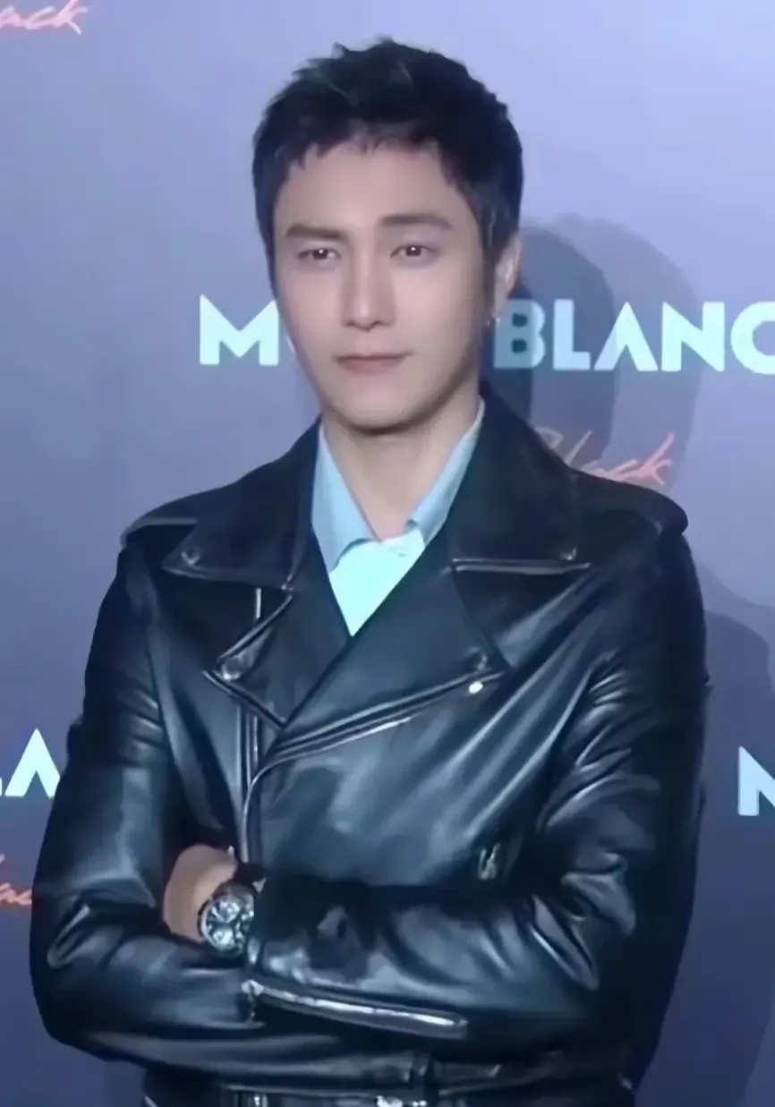 陈坤的脸和以前不一样了,差点没认出来,一眼看过去,还以为是冯绍峰瘦