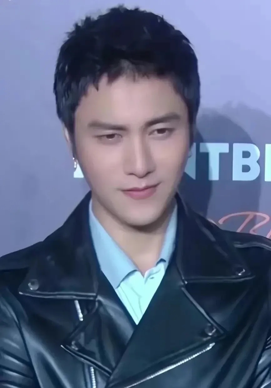 陈坤的脸和以前不一样了,差点没认出来,一眼看过去,还以为是冯绍峰瘦