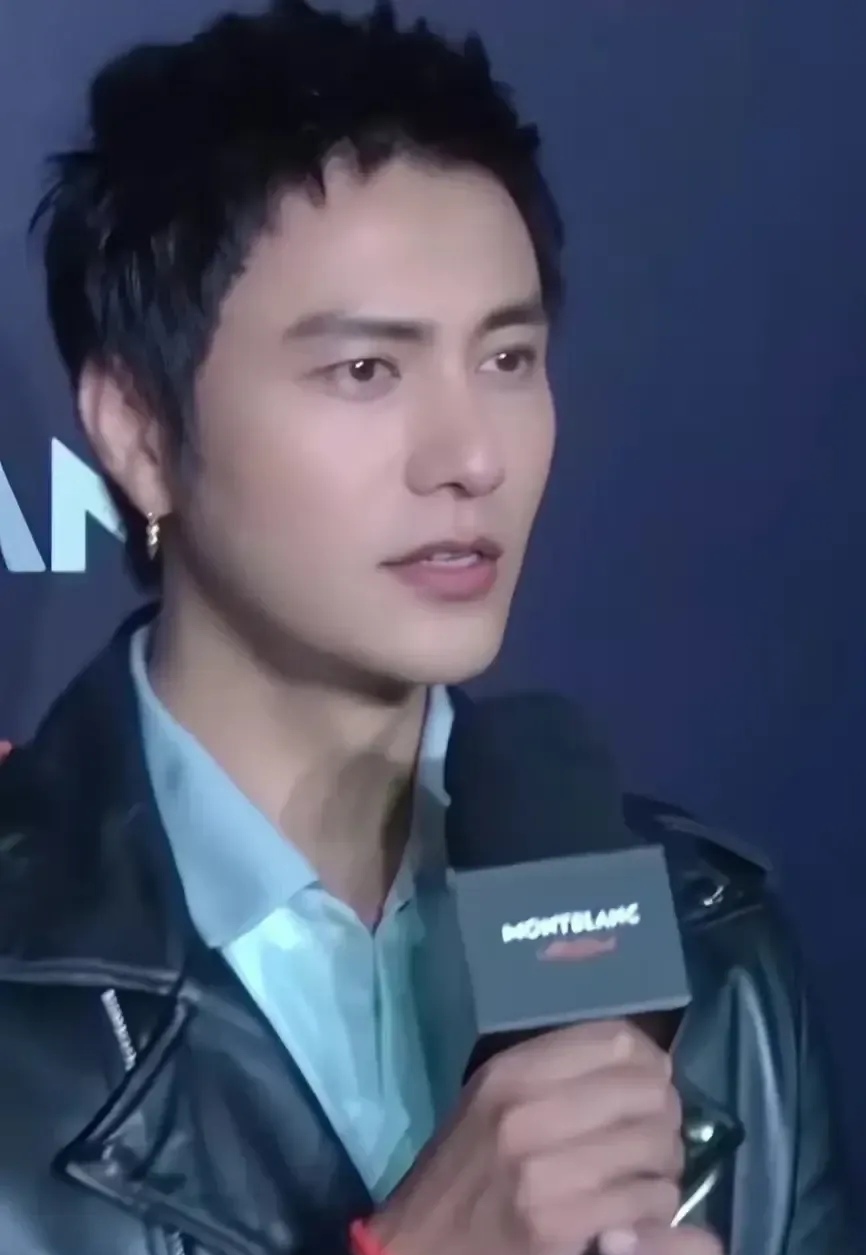 陈坤的脸和以前不一样了,差点没认出来,一眼看过去,还以为是冯绍峰瘦