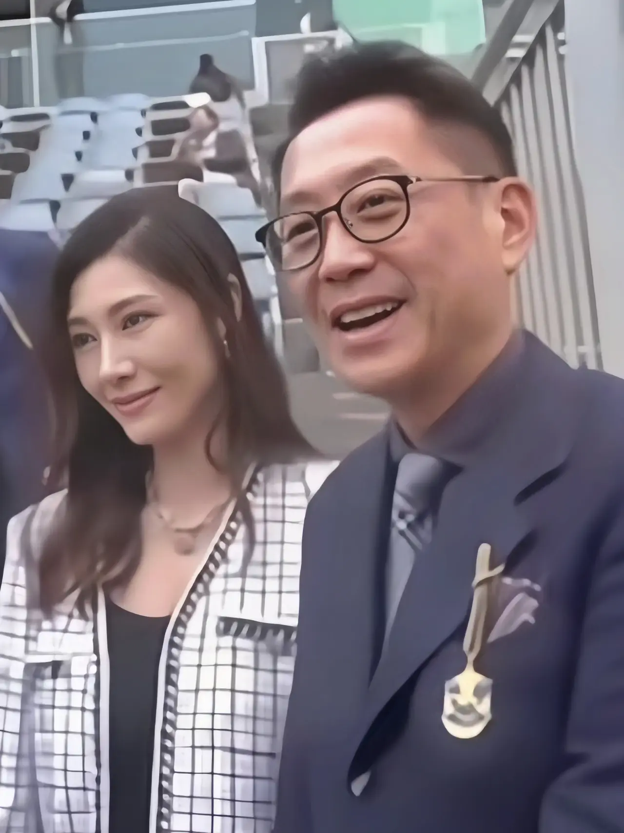 李嘉欣与老公许晋亨马场共度时光,两人亲密低语,甜蜜满溢