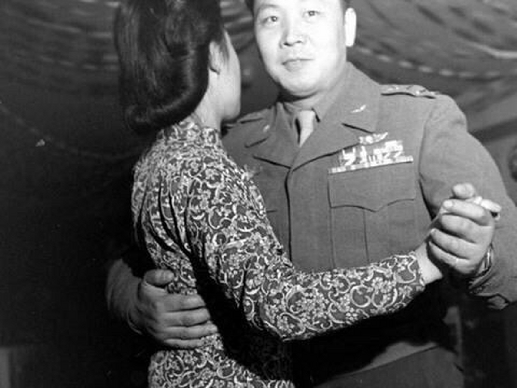 不少媒体和个人都把这几张当成李天霞的照片,实际上并不是,道理再简单