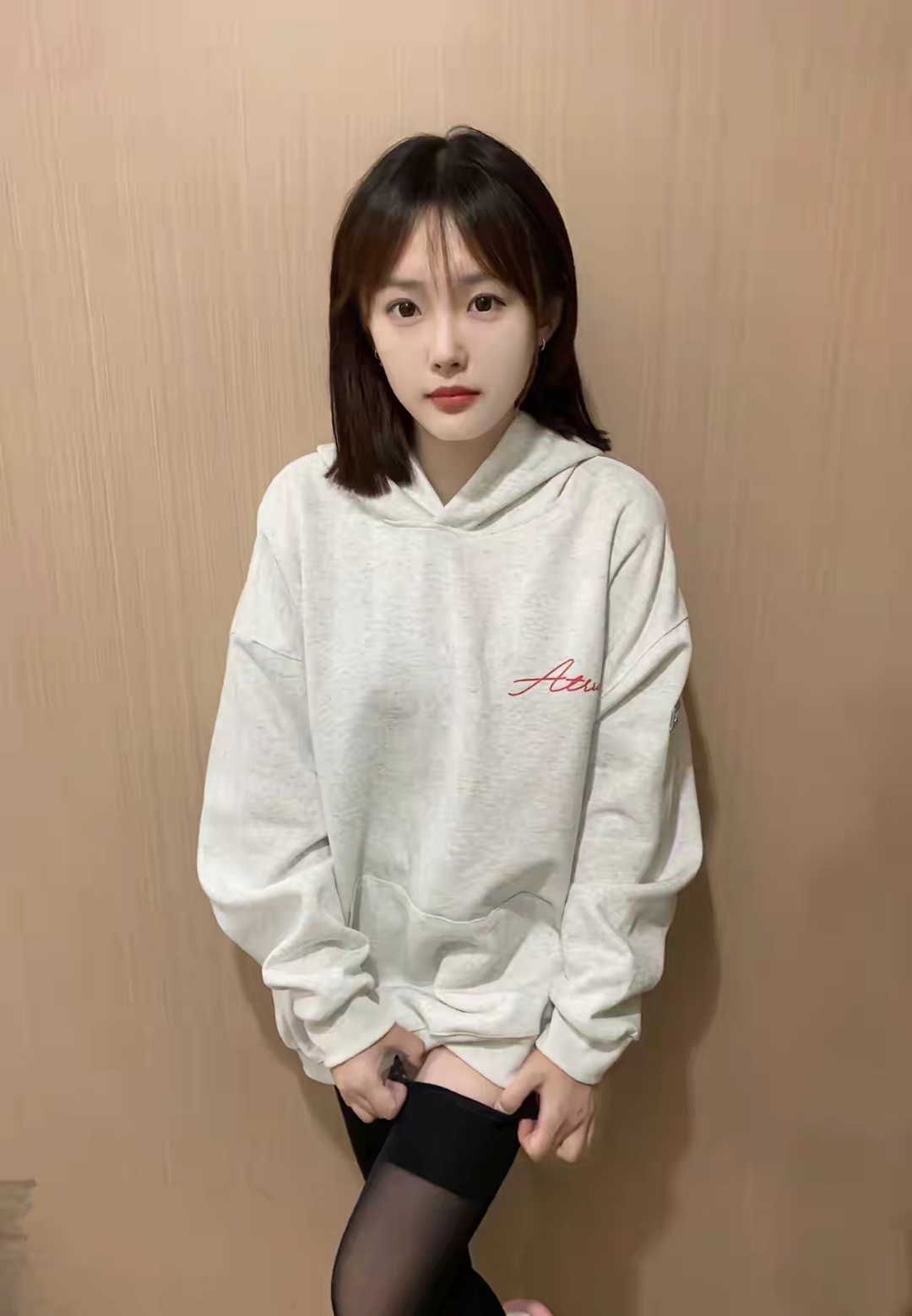 今日份的休闲穿搭,连帽卫衣搭配过膝袜,简单又舒适,@朋友圈,你们觉得