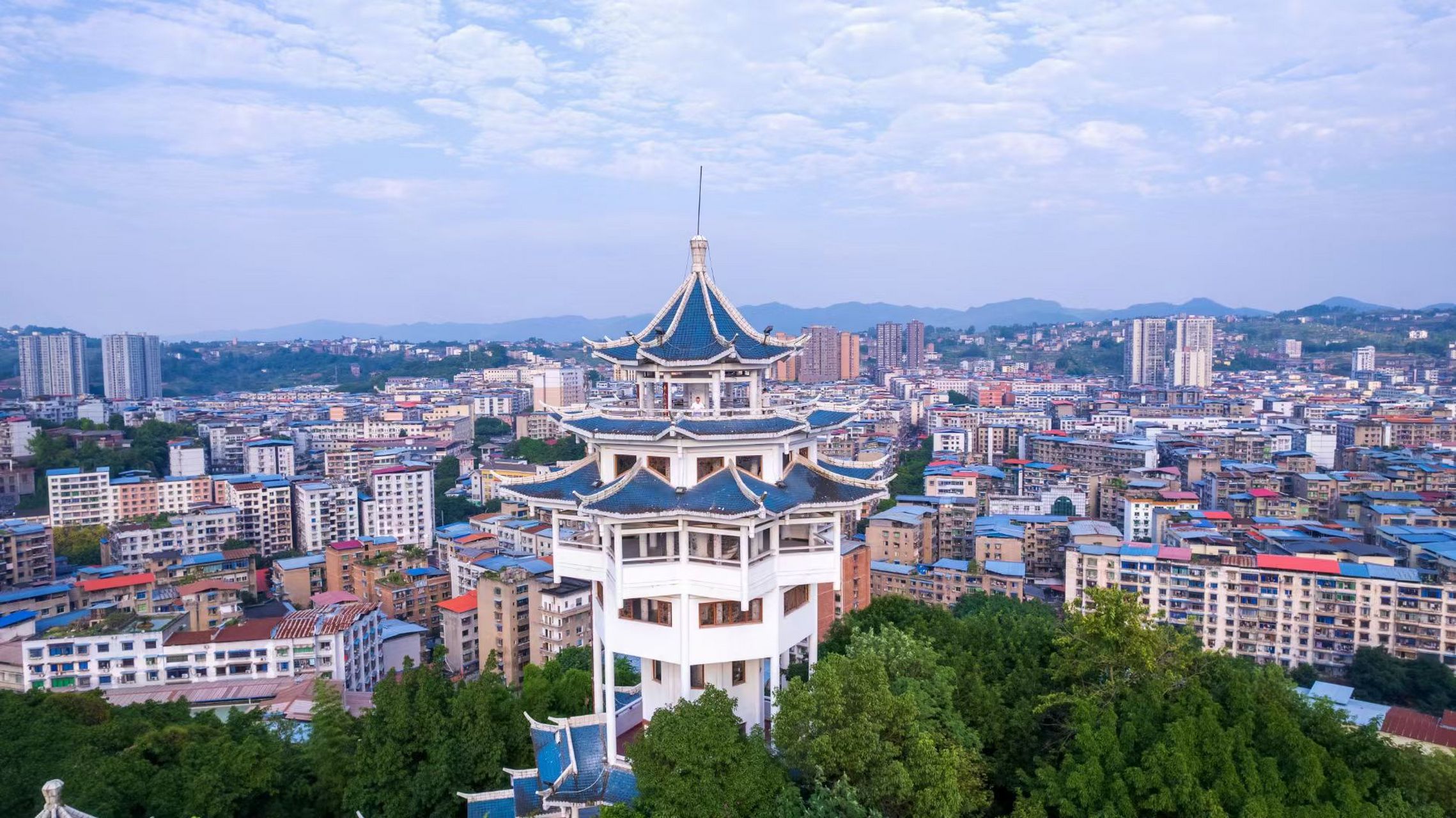 邻水# #广安# 9月2日下午借着秋日之余晖,在八角楼诵读《坛经》,捎鞍