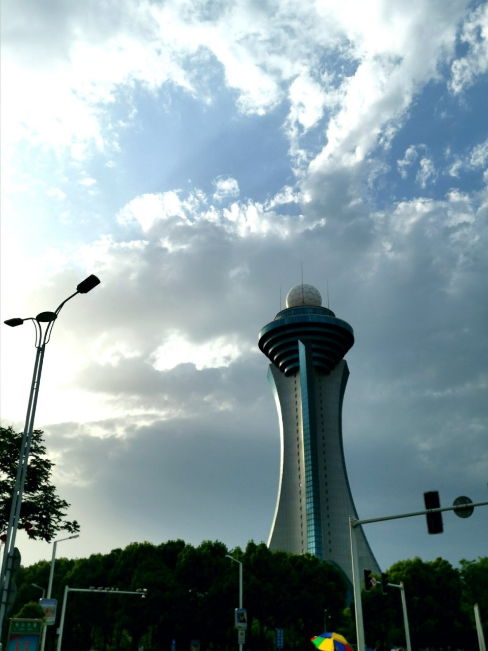 驻马店气象台雷达塔,监测气候变化,里面还有一个科普气象知识的展馆.