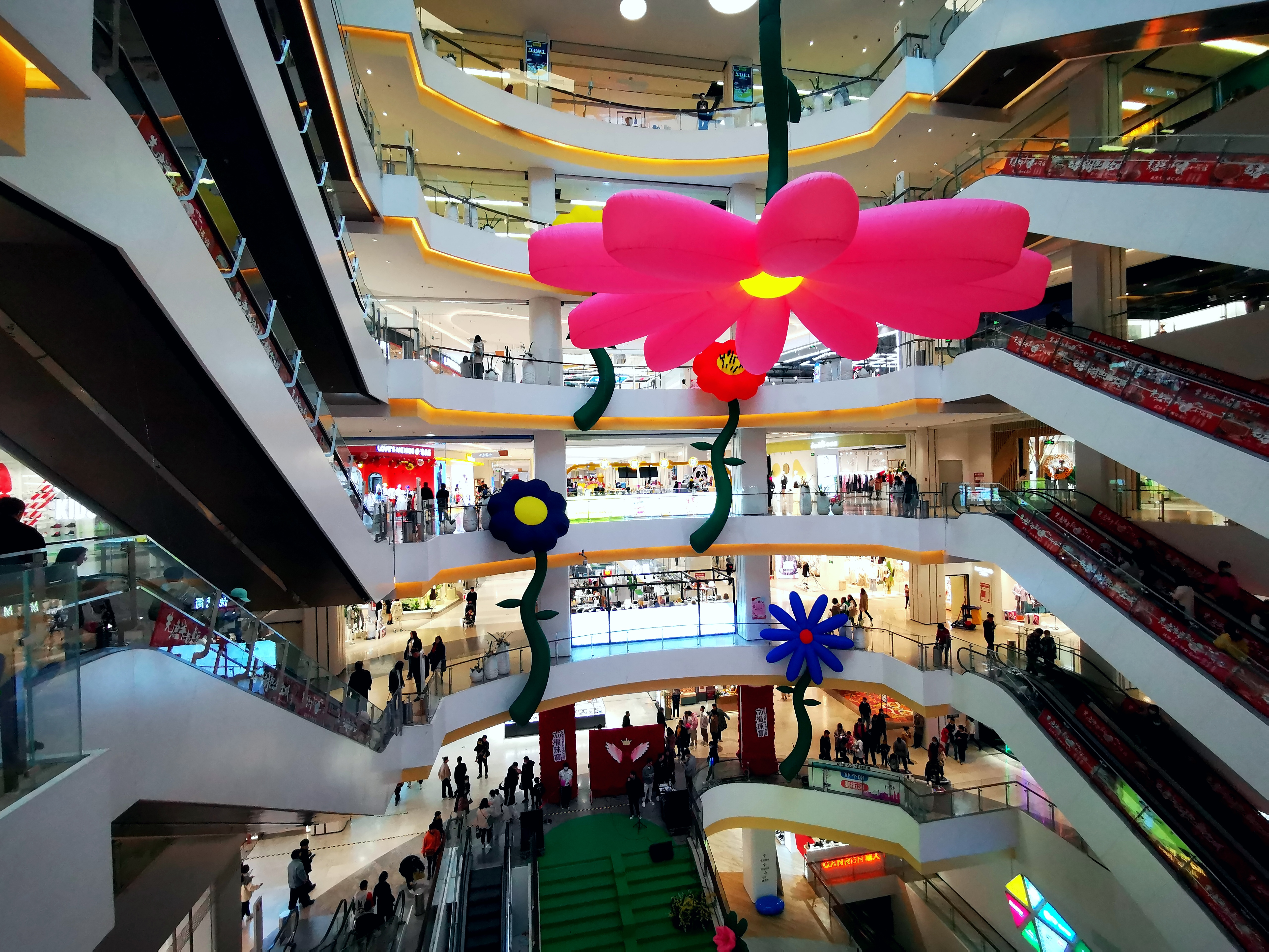 后来去玖隆茂商场,这里新布置的装饰,看上去景色也不错,而且人还不多