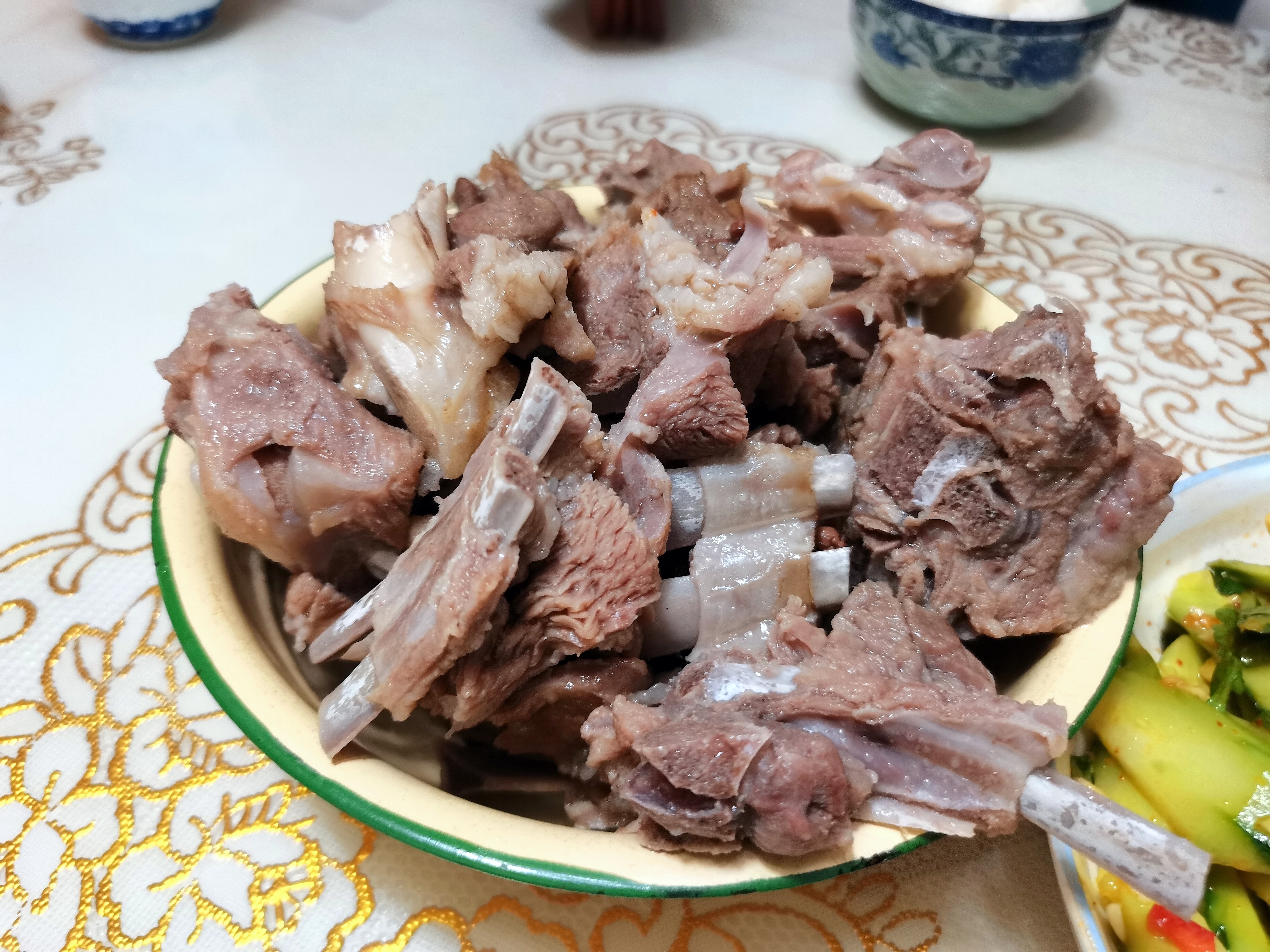 一盘香嫩的羊肉,一碟翠绿欲滴的蒜苔,让人瞬间食欲大增!