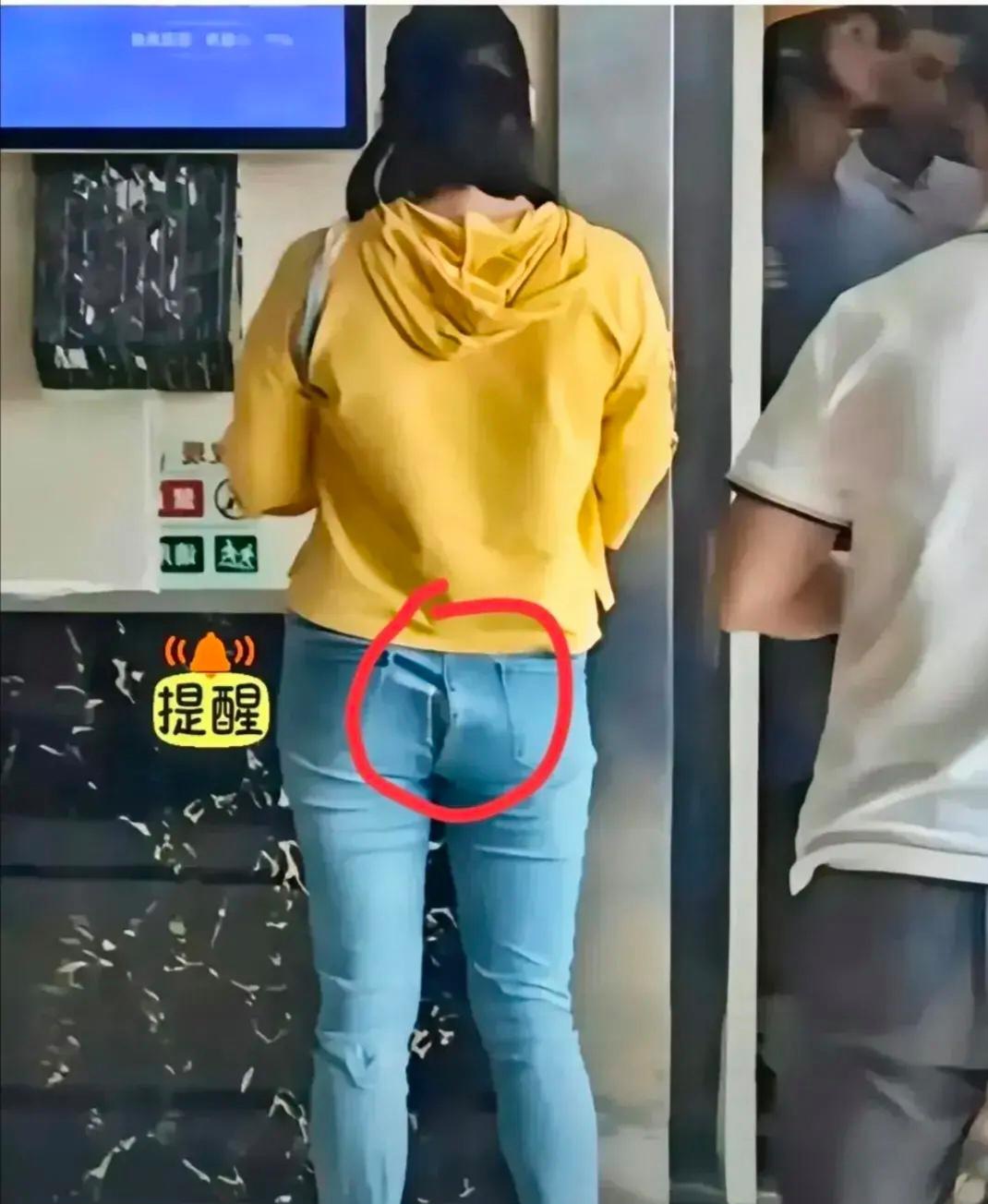 那牛仔裤太厚,崩开了,她还傻乎乎地继续走.难道裤子会隐形?