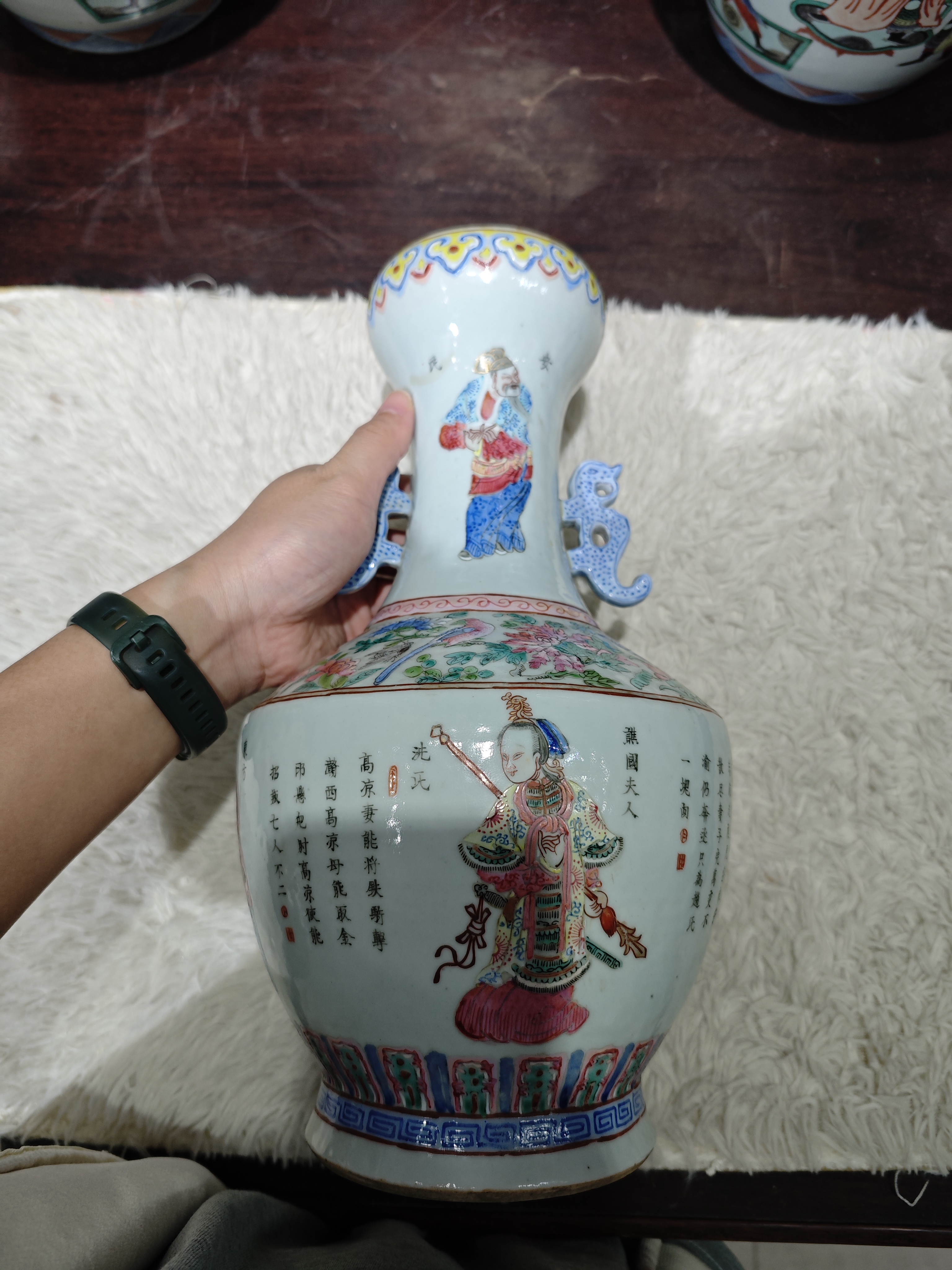 瓷言武语|粉彩无双谱人物诗文双螭耳蒜头瓶 该瓶呈蒜头形口,长颈,双螭