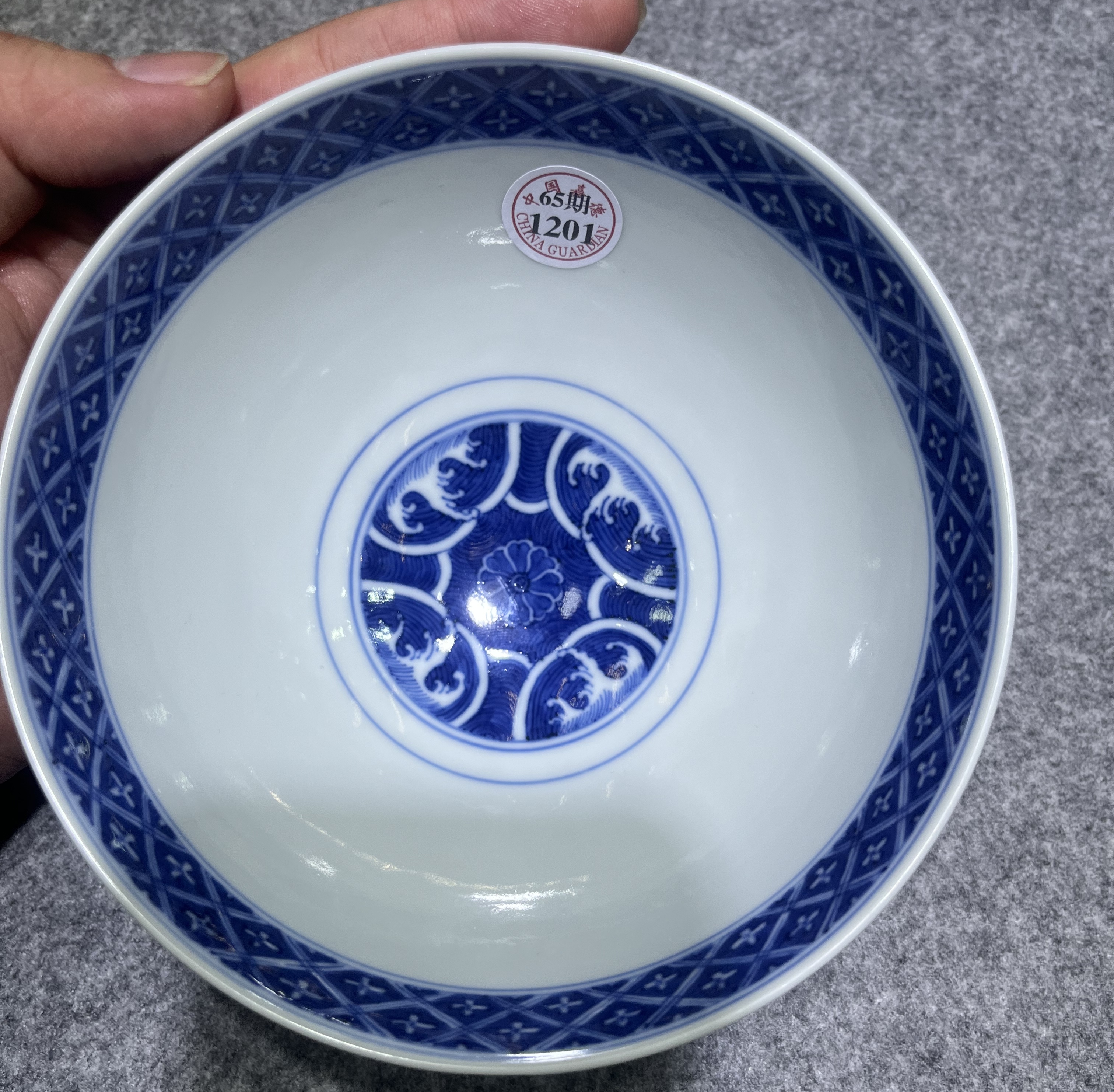 瓷言武语|清乾隆·青花八卦云鹤纹官窑碗  这件珍贵的瓷器展现了清代