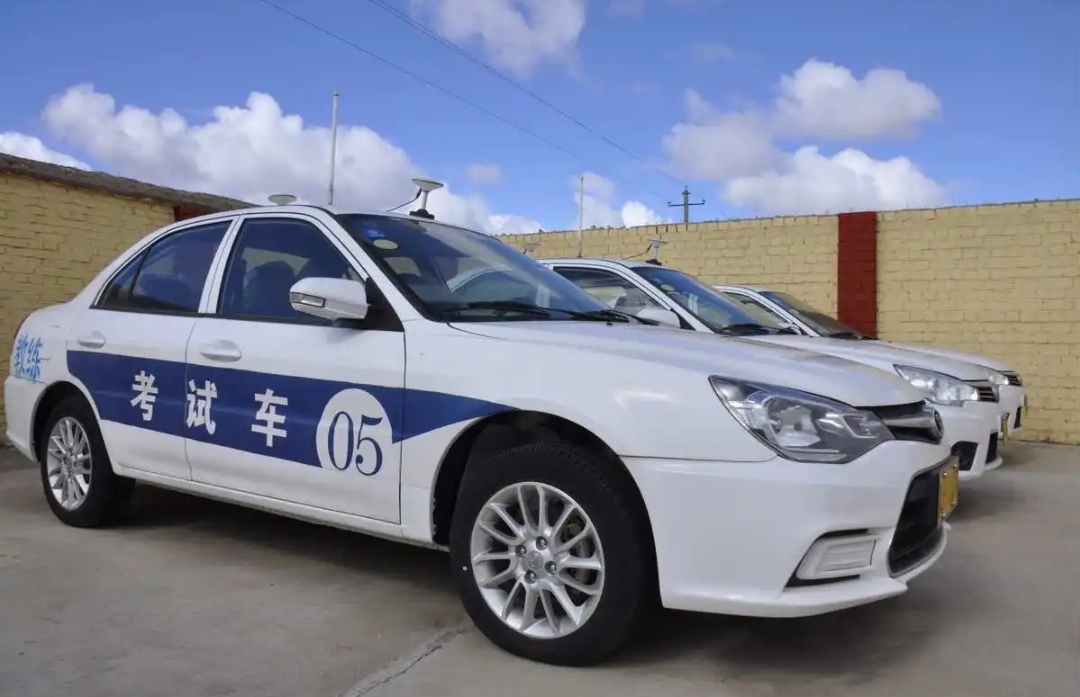 "在生活的赛道上,我们都是那辆不断前行的"考试车",沿途的风景或许会