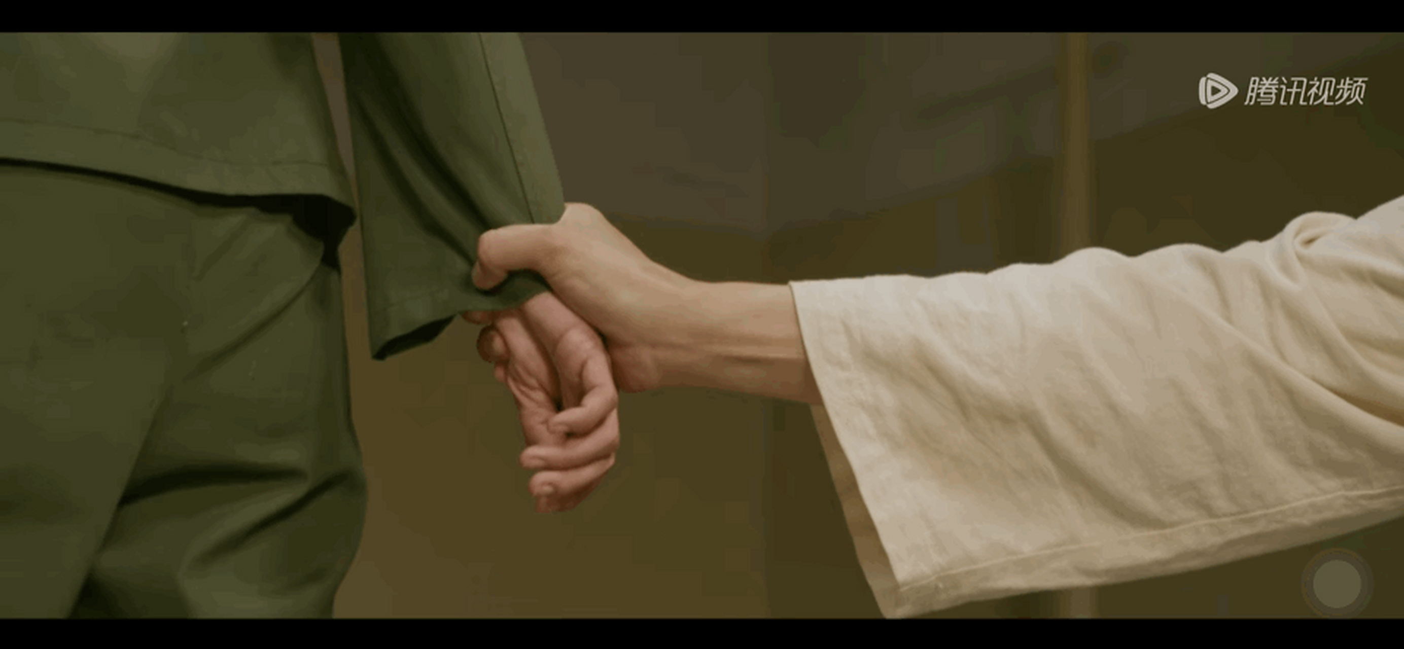 抛却尊严的挽留展示了肖春生更多内心的不舍和当下的困境,好演员的二