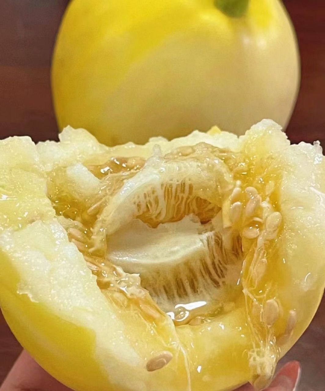 wow,今天我入手了一颗最顶配的甜瓜——蜜罐瓜!