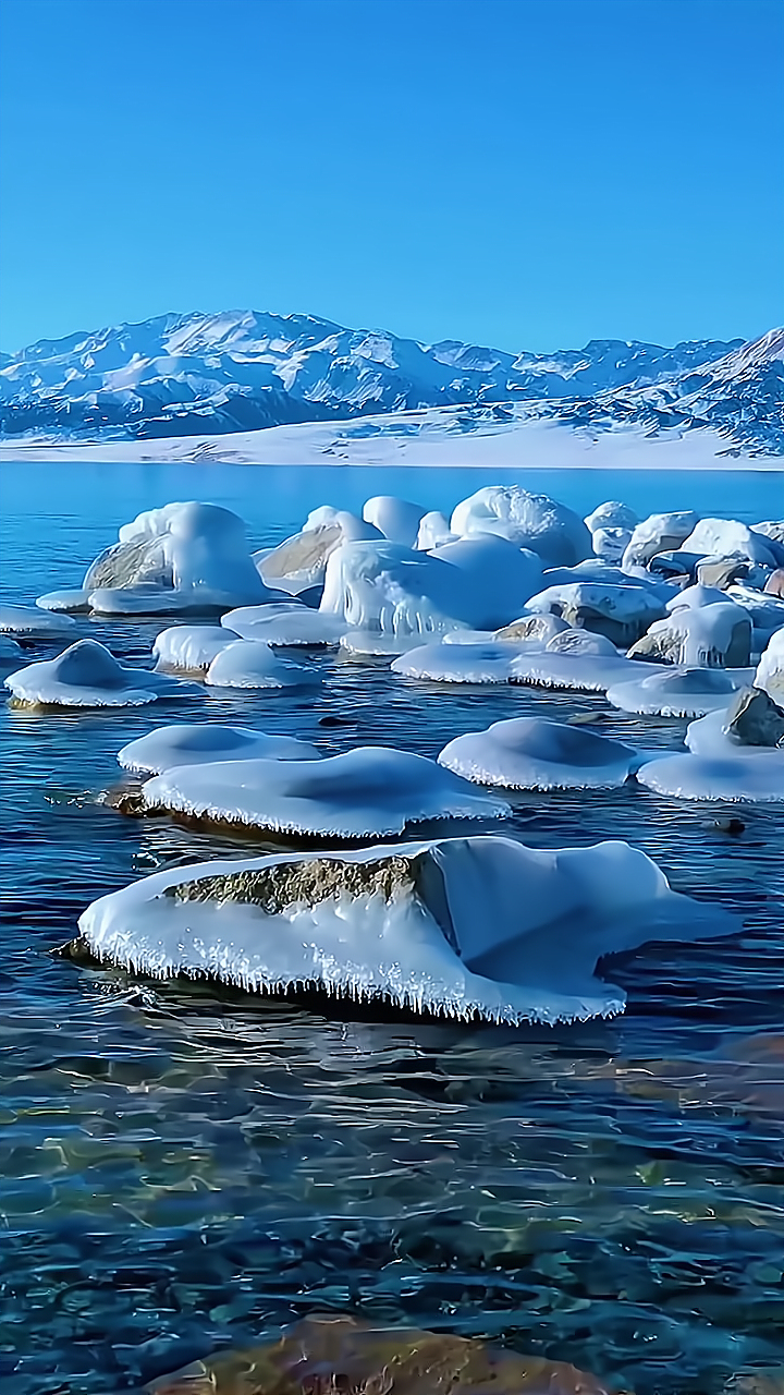 冬季海面结冰,是一种美丽而神奇的自然现象.