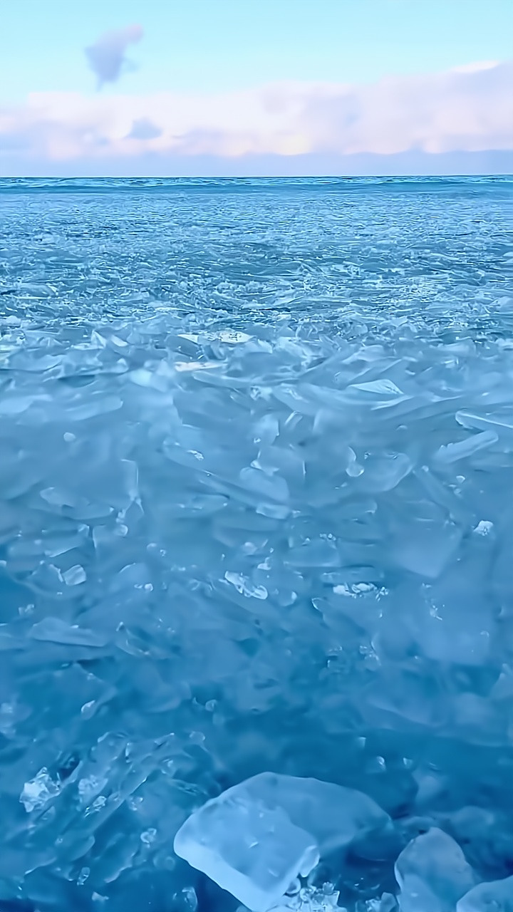 冬季海面结冰,是一种美丽而神奇的自然现象.