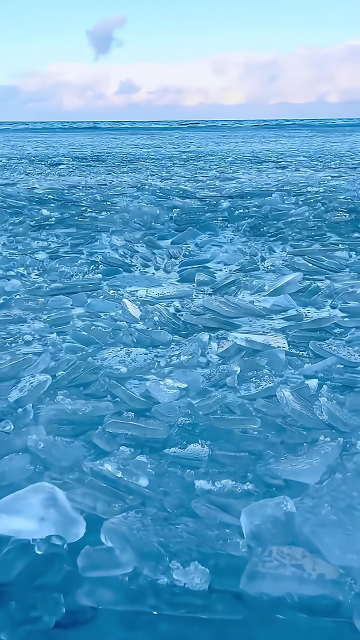 冬季海面结冰,是一种美丽而神奇的自然现象.