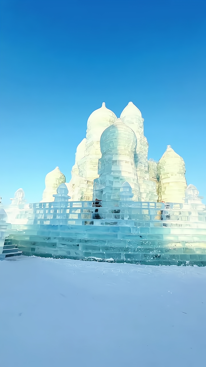 来欣赏一下正宗的哈尔滨冰雕#那些冬天才有的美景# #记录我的城市吧