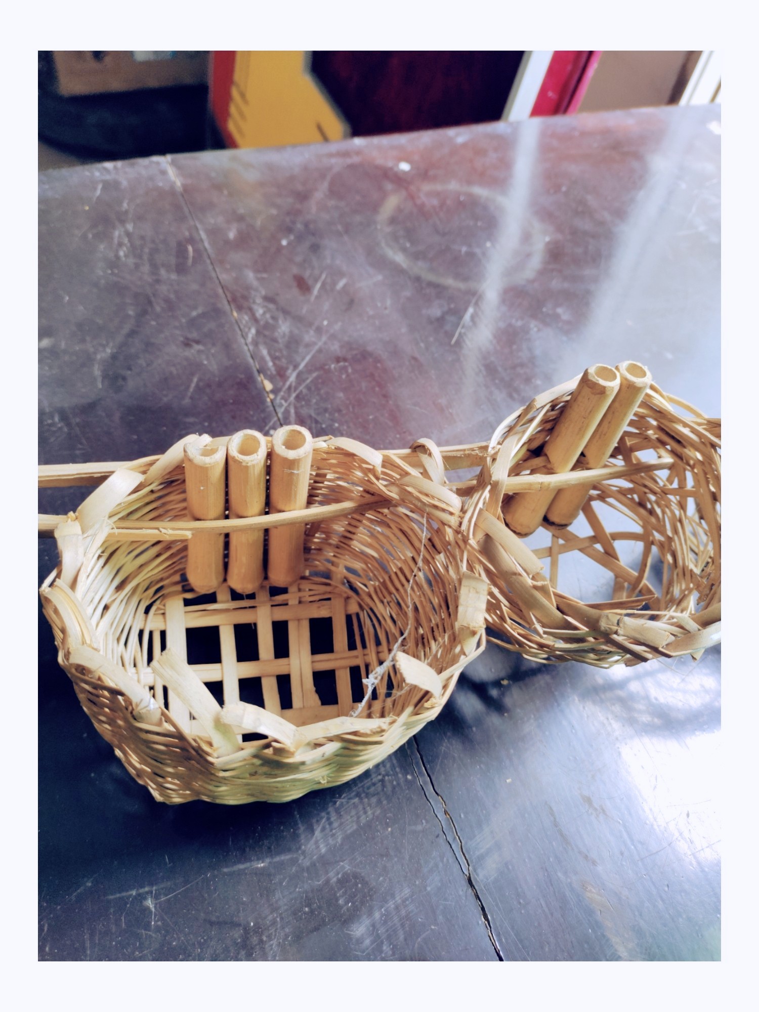 彝族祭祀用具:卯卡,汉语称篾萝,里面绑上小竹筒,小竹筒彝语叫卯斋(意